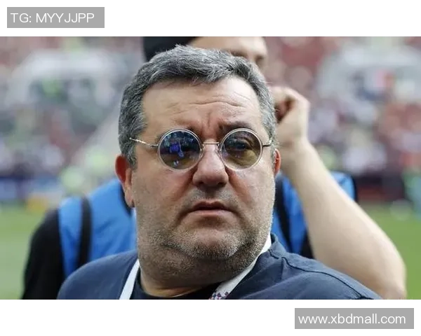 荷兰足球明星佩戴眼镜的时尚风潮与运动表现的完美结合